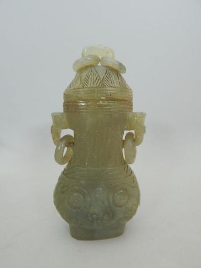 Vase couvert en jade à décor de masques de...