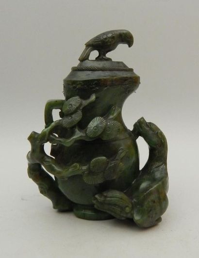 Vase en jade vert épinard à décor de pin...