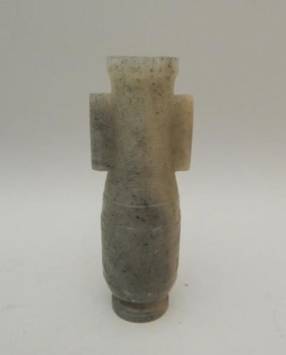 Vase de forme tubulaire en jade gris à décor...