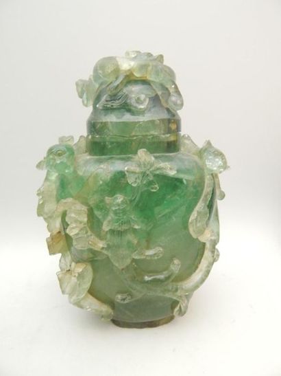Vase en fluorite à décor floral et zoomorphe.
H:...
