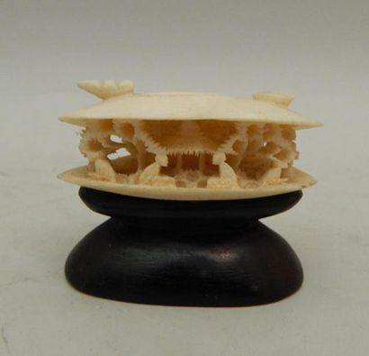 Coquillage en ivoire.
Chine.
L: 2 x 5 cm.
Socle...