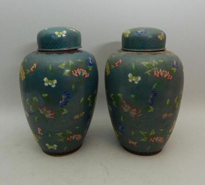 Paire de pots couverts en émaux cloisonnés...