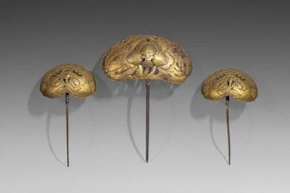 Trois épingles à cheveux en cuivre doré à...