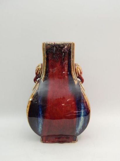 Vase de forme «Fanghu» en porcelaine émaillée...