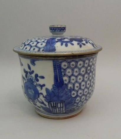 Bol couvert en porcelaine à décor en bleu...