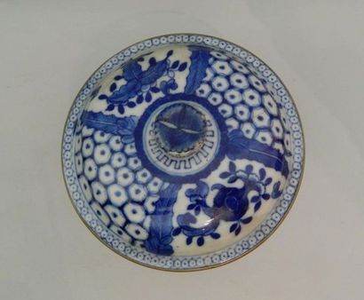 Bol couvert en porcelaine à décor en bleu...