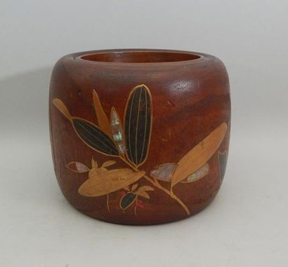 Hibashi en bois à décor floral en laque et...