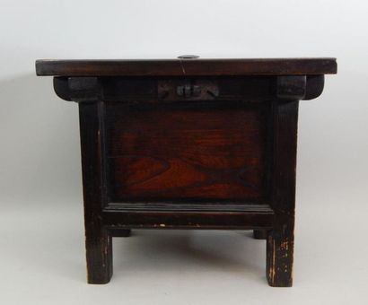 Petite table coffre en bois.
Début du XXe...