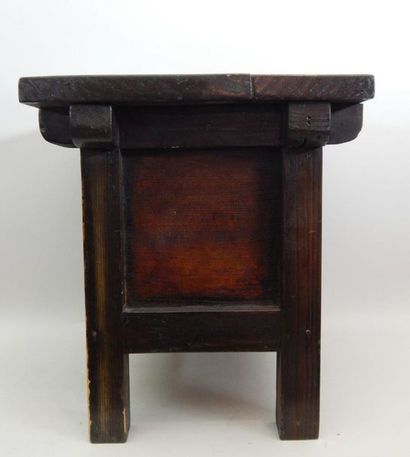 Petite table coffre en bois.
Début du XXe...