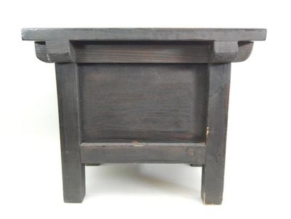 Petite table coffre en bois.
Début du XXe...