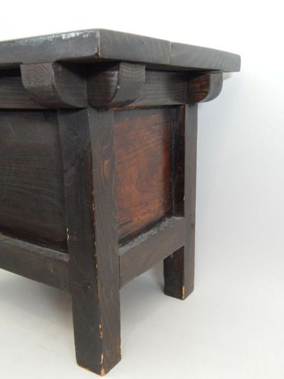 Petite table coffre en bois.
Début du XXe...