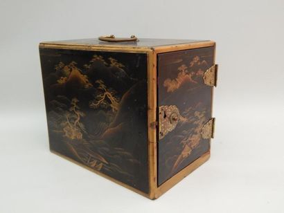 Coffret en laque ouvrant par une porte et...