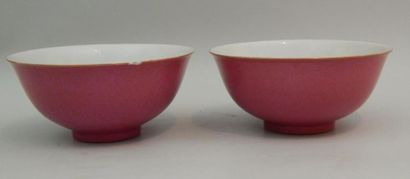 Paire de bols et paire de coupes en porcelaine...