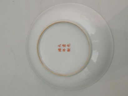 Paire de bols et paire de coupes en porcelaine...
