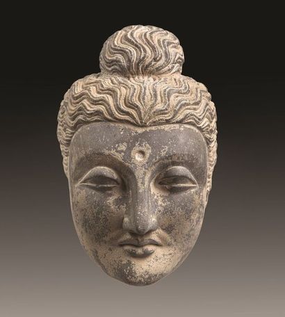 Visage de Bouddha, la coiffure en ondes fines.
En...