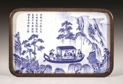 Plateau en bois à décor d’une plaque en porcelaine...