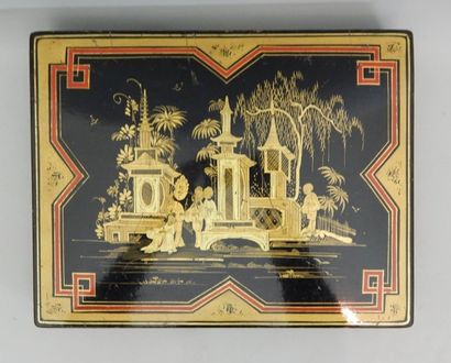 Boite rectangulaire (L: 31 x 24 cm) et une...