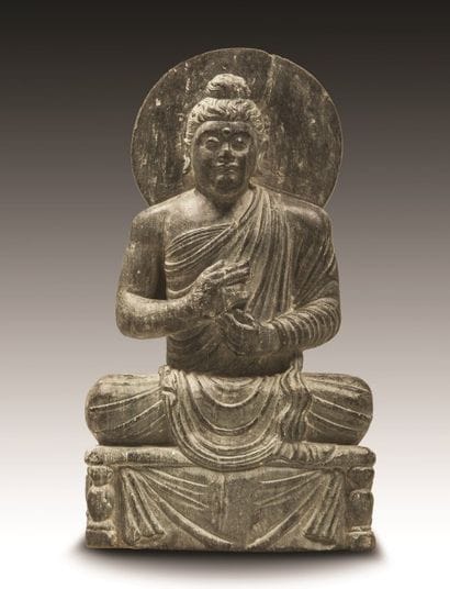 Bouddha auréolé assis dans la position du...