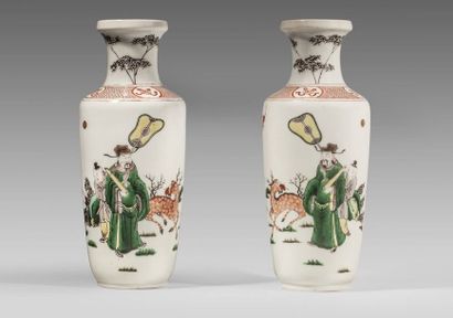 Paire de vases rouleau en porcelaine à décor...
