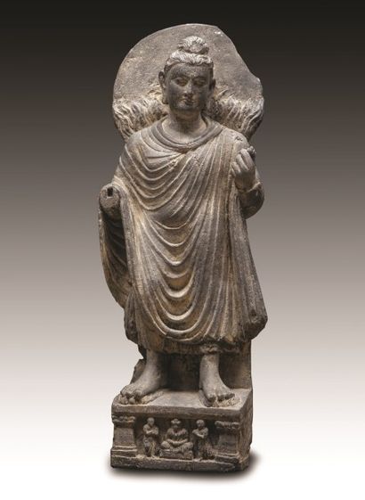 Bouddha auréolé représenté debout sur un...