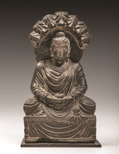 Bouddha assis en lotus sur un trône sous...