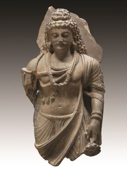 Bodhisattva vêtu du paridhâna qui drape ses...