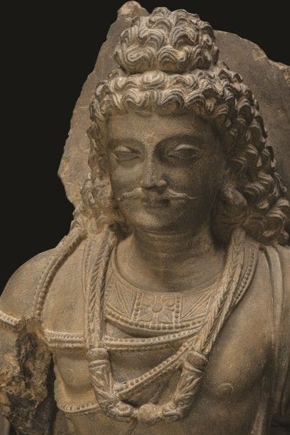 Bodhisattva vêtu du paridhâna qui drape ses...