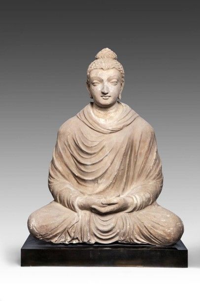 Bouddha en stuc. Assis dans la position du...