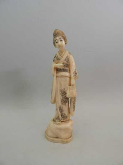 Statuette en ivoire marin représentant une...