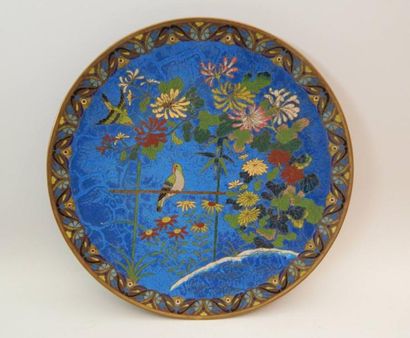 Assiette en émaux cloisonné à décor d’oiseaux...