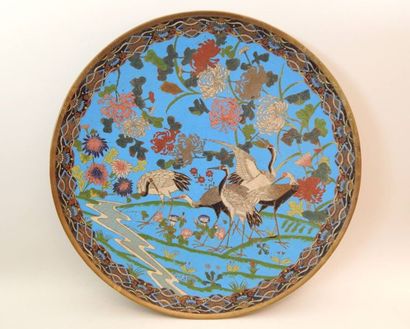 Plat en émaux cloisonné à décor de quatre...