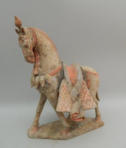 Cheval en position de marche sur une terrasse....