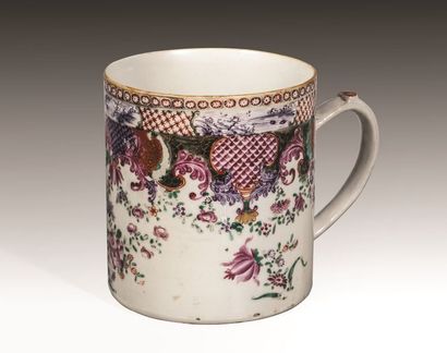 Tasse en porcelaine à décor floral. Compagnie...