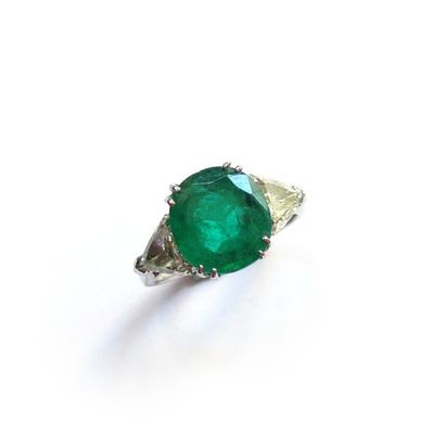 BAGUE en or gris 18k (750/°°), ornée d'une...