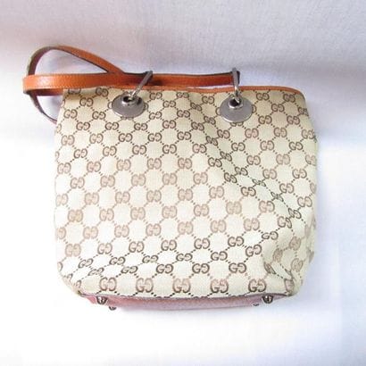 GUCCI


Sac porté épaule toile monogrammée...