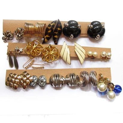 LOT de BIJOUX FANTAISIE comprenant 17 paires...