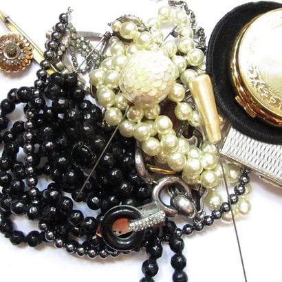 LOT de BIJOUX FANTAISIE comprenant épingles...