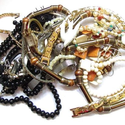 LOT de BIJOUX FANTAISIE, comprenant colliers,...