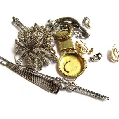 LOT de débris en or jaune et gris 18k (750/°°)...