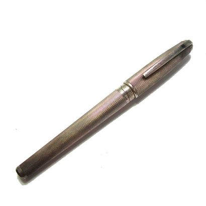 DUPONT


STYLO PLUME, corps et capuchon en...