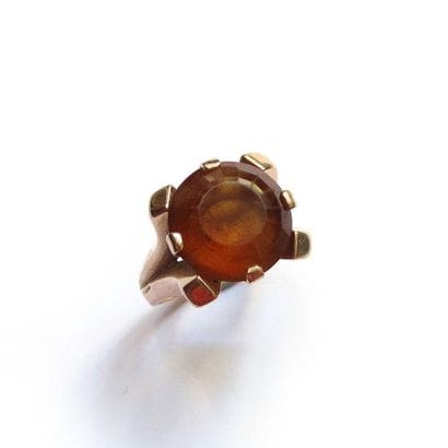 BAGUE en or jaune 18k (750/°°), ornée d'une...