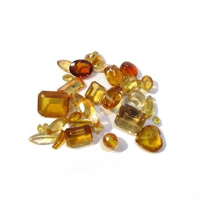 LOT de citrines sur papier, taille diverses.

Poids:...