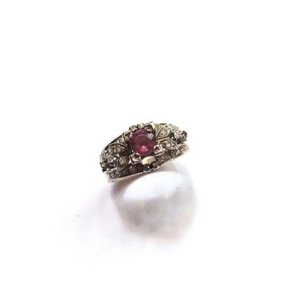 BAGUE en or gris 18k (750/°°), ornée d'un...