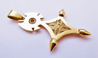 Croix d’Agadez en or 750/°° à motif filigrané,...