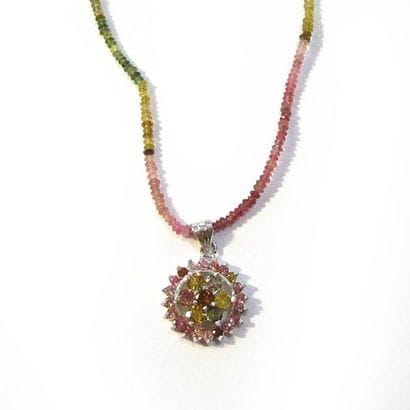 COLLIER composé d'un rang de perles de tourmaline...