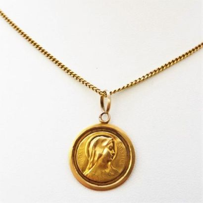 Chaine et médaille motif « Vierge » en or...