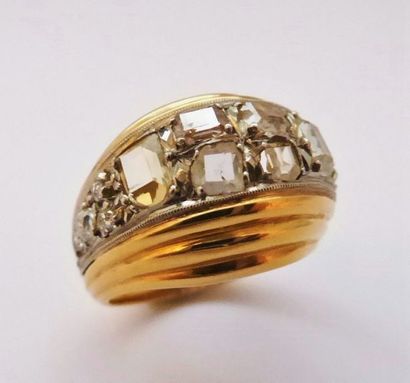 Bague en or 750/°° ornée de diamants taillés...