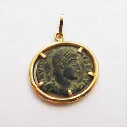 Pièce antique en bronze cerclé d’or 750/°°...