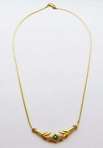 Collier en or 750/°° à motif central rehaussé...