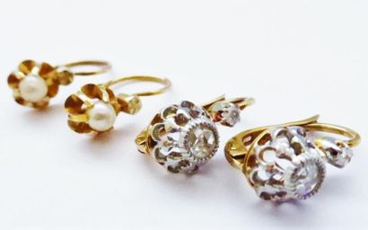 Dormeuses en or 750/°° serties de diamants...